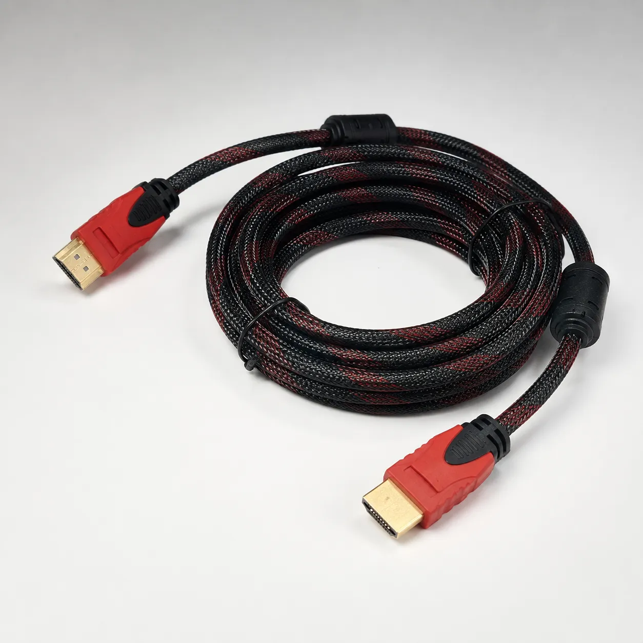Cable HDMI trenzado con conectores rojos — imagen 2 de 2