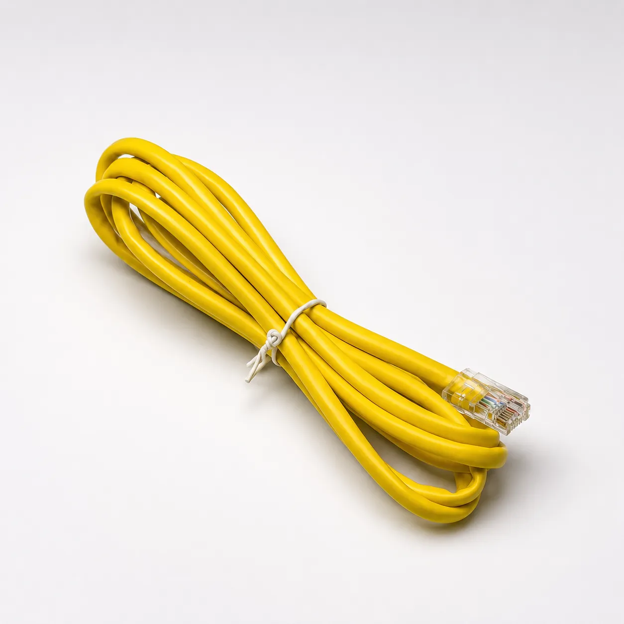 Cable de red Ethernet RJ45 amarillo — imagen 2 de 2